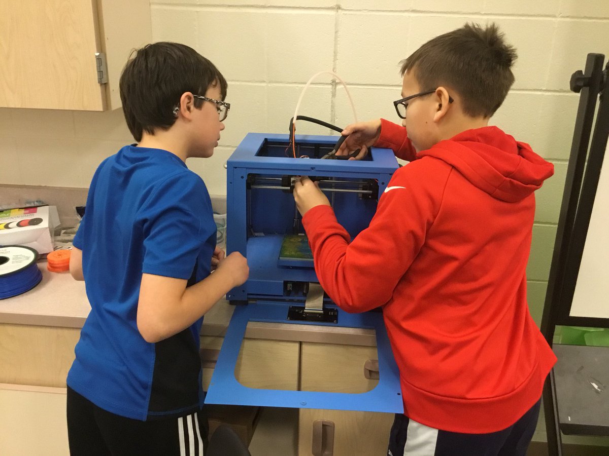 GWA192's tweet image. Troubleshooting a 3D printer today. #wedontknowwhatwearedoing #learningthroughfailure #launch192