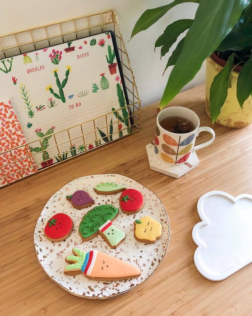 iamkristabel's tweet photo. This is how I like my vegetables, in cute biscuit form. Thanks @honeywellbakes for sorting out my 7 a day (and @shinythoughts for her highly photogenic desk). 🍅 #abmspaces https://t.co/hegZSSiKm5 https://t.co/Utr3QjkdiB