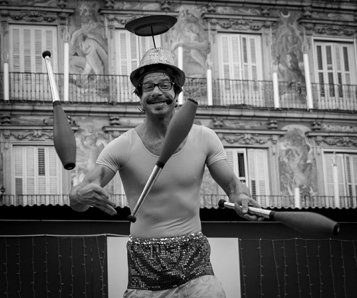 Los artistas callejeros se fueron de la plaza Mayor cuando se apagaron las luces y ya solo quedan la calles frías, vestidas de blanco y silenciosas como una novia. Pero siempre algo queda, una sonrisa, un recuerdo de lo que fue o de lo que pudo ser.