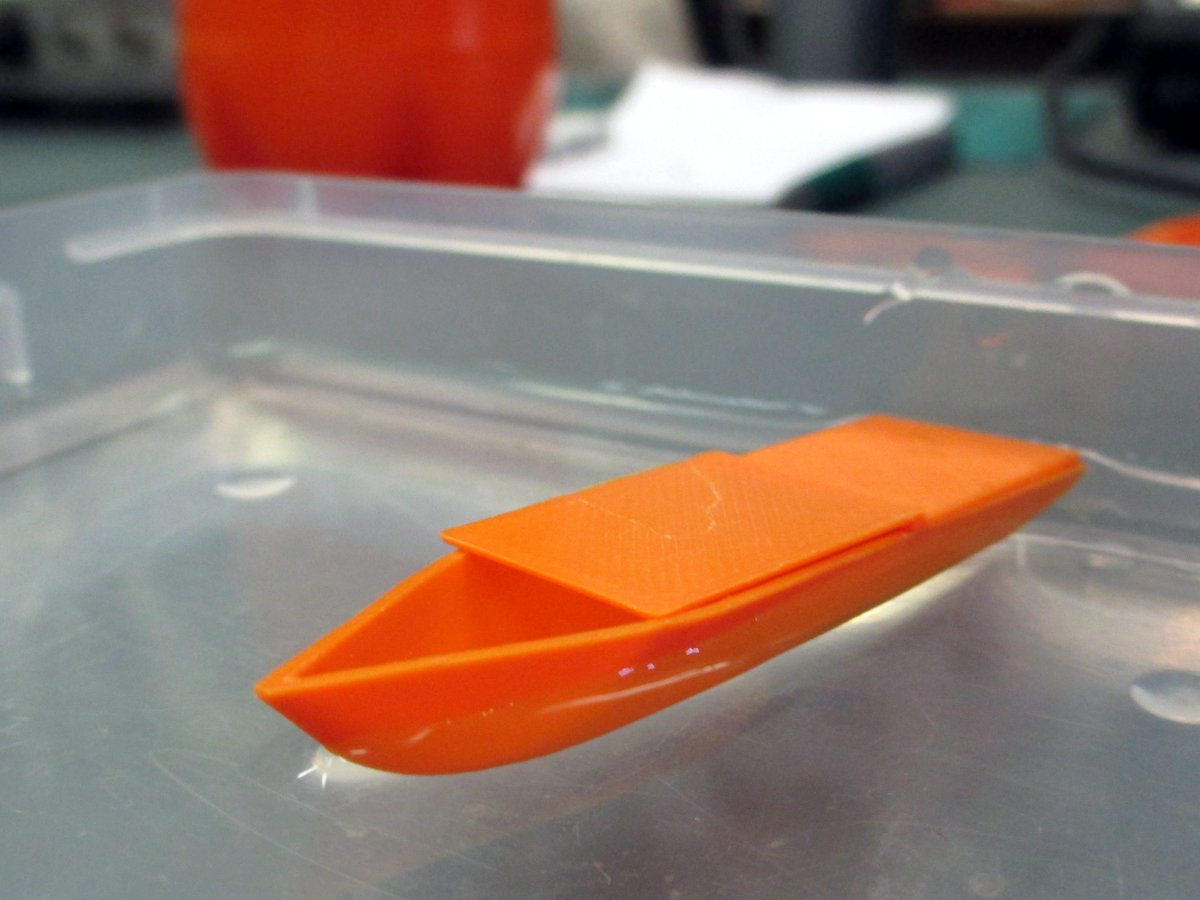 ok1raj's tweet photo. Ověřujeme vlastnosti různých tvarů přídě pro náš člun RAJboat. Modely v měřítku 1:20 jsme samozřejmě vytiskli na našem "Průšovi".
#RAJboat #DIYboat #boat #microtransat #prusa #3dprinting https://t.co/nesSrQe88j