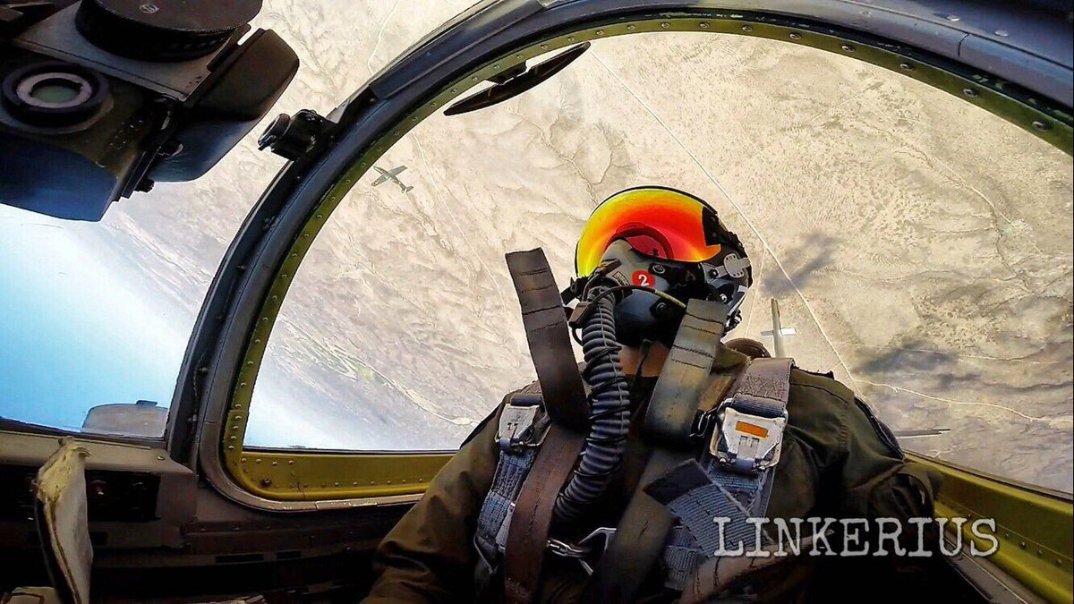 Linkerius's tweet photo. Que tu sueños desafíen la ley de la gravedad.
#linkerius #extremenerd #pilot https://t.co/pQEhB5E1q5
