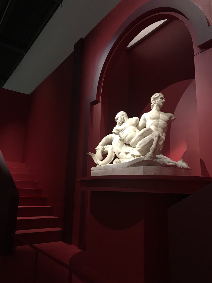 VKuentzler's tweet photo. On termine par la visite de la première exposition #FromOneLouvreToAnother qui présente les origines des collections &amp; du @MuseeLouvre - La scénographie particulièrement réussie rappelle, par ex, l’Escalier des Ambassadeurs du @CVersailles ou évoque la Galerie des Glaces 👌🏼 https://t.co/oRBVjQfT9U