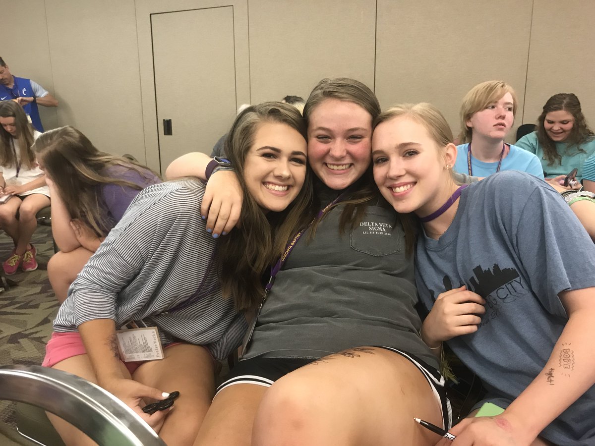 paytonbrady6's tweet photo. HAPPY BIRTHDAY to @sydneyrisher whose 350 miles away!!! I love you so much and cant wait to see you in less than 200 days!!! #praiseworks https://t.co/Vrx787Mule