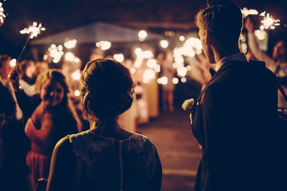 VIPSparklers's tweet photo. Avoid a wedding sparkler disaster with these tips! https://t.co/LJqDHQ63An #sparklers #weddings https://t.co/5Dbu4ycIKV