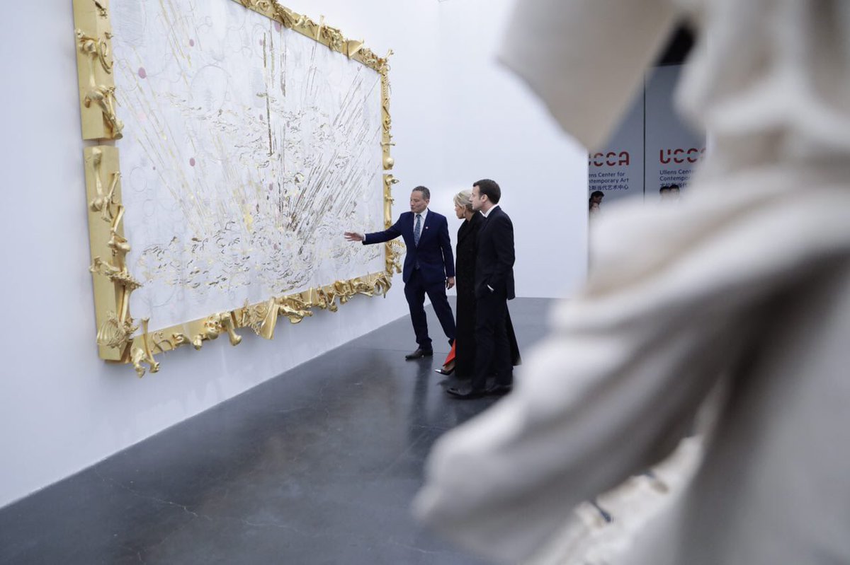 EmmanuelMacron's tweet photo. Après avoir rendu hommage à la Chine millénaire, nous sommes allés voir la sensibilité qui s’exprime à travers l’art contemporain. Les liens culturels sont indispensables pour la compréhension mutuelle de nos deux civilisations toujours en devenir. https://t.co/OimCeDpOYj