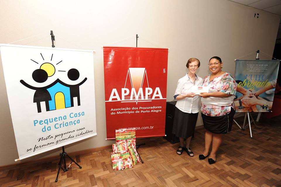 pequenacasa's tweet photo. Entrega das doações da APMPA - Associação dos Procuradores do Município de Porto Alegre 😁❤️ Foram brinquedos, recurso financeiro e um belo lanche compartilhado com as crianças, muito obrigado pela parceria 🙏👊 #APMPA #Solidariedade https://t.co/4eHuoHht8b