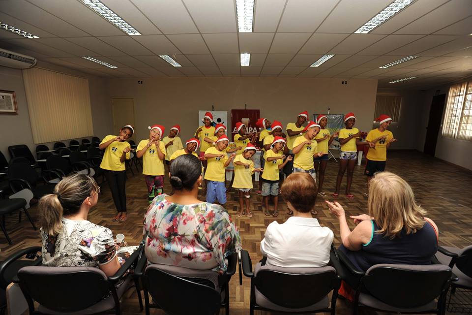 pequenacasa's tweet photo. Entrega das doações da APMPA - Associação dos Procuradores do Município de Porto Alegre 😁❤️ Foram brinquedos, recurso financeiro e um belo lanche compartilhado com as crianças, muito obrigado pela parceria 🙏👊 #APMPA #Solidariedade https://t.co/4eHuoHht8b