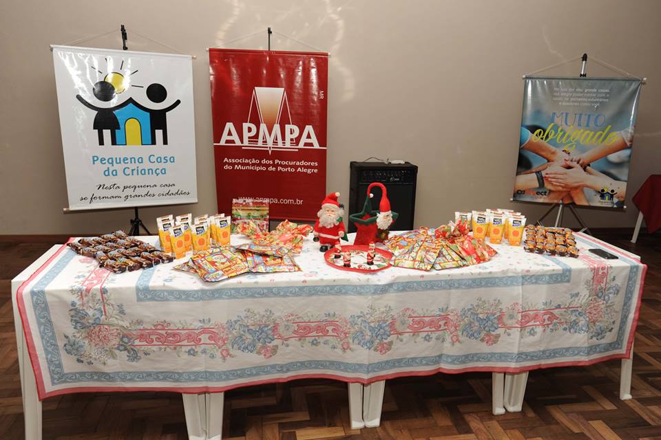 pequenacasa's tweet photo. Entrega das doações da APMPA - Associação dos Procuradores do Município de Porto Alegre 😁❤️ Foram brinquedos, recurso financeiro e um belo lanche compartilhado com as crianças, muito obrigado pela parceria 🙏👊 #APMPA #Solidariedade https://t.co/4eHuoHht8b