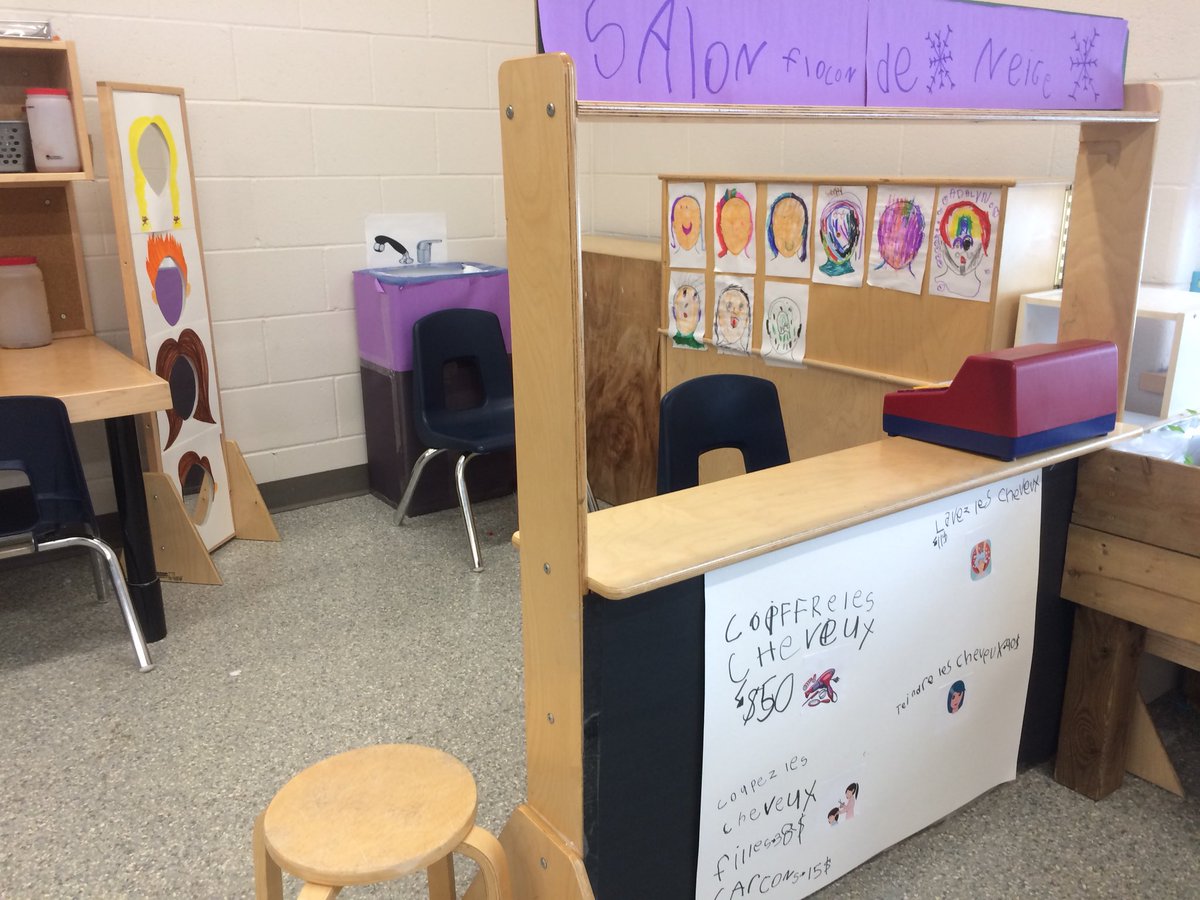 Radford_Kinders's tweet photo. Le salon flocon de neige est ouvert - giving us opportunities to role play in a hair salon, explore artistic design, talk about money and learn new French words (all without sharing a brush 😉) #confedcourage https://t.co/ftP6ZtuW4r