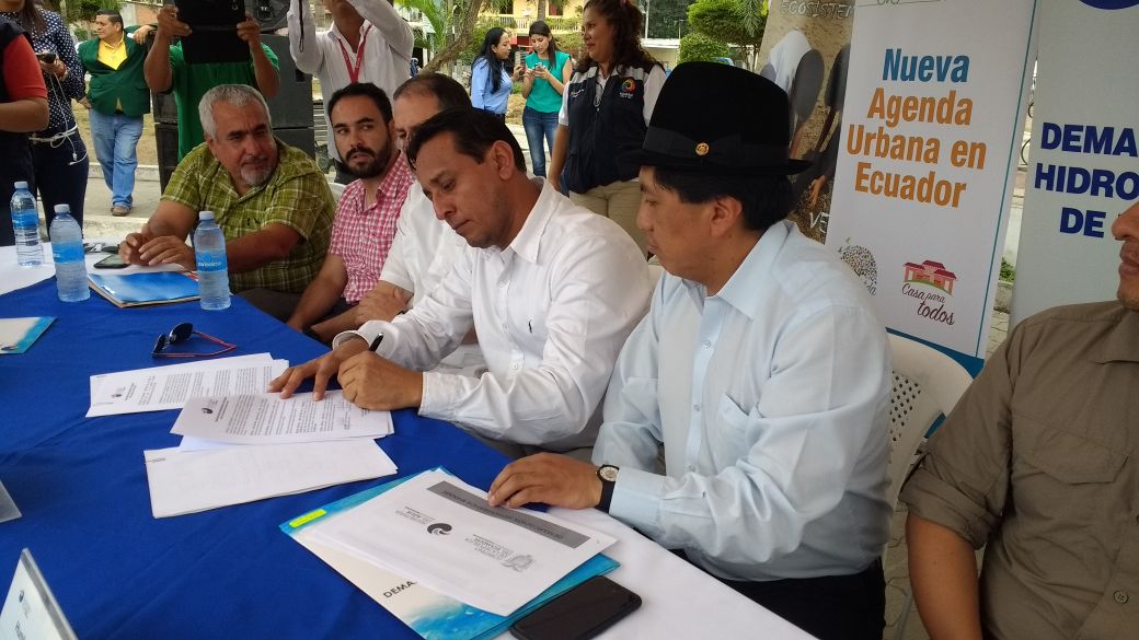 La Máxima Autoridad del Agua, <a href="/HumbertoCholang/">HUMBERTO CHOLANGO</a> y alcalde del <a href="/GadSucre/">Municipio del Cantón Sucre</a> firman el convenio de comodato y entrega de la planta potabilizadora de 5 litros para la parroquia "San Isidro" en la provincia de Manabí. #HábitatyAmbiente