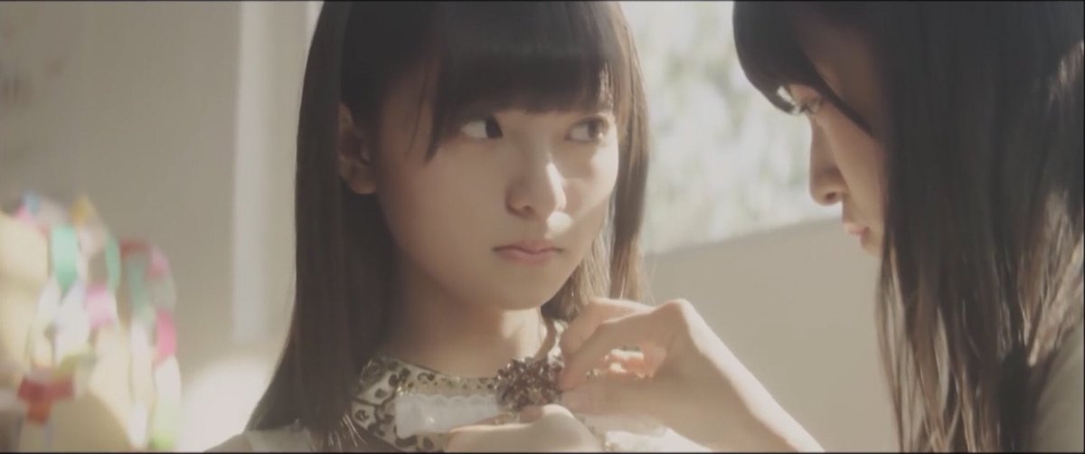 Heizo セブンルールで本をもらったときの飛鳥ちゃんの笑顔 咄嗟のpvで 万理華が衣装直してくれてるときの笑顔がすぐ思い浮かんだ あの日僕は咄嗟に嘘をついたは神pv 乃木坂46 齋藤飛鳥 セブンルール