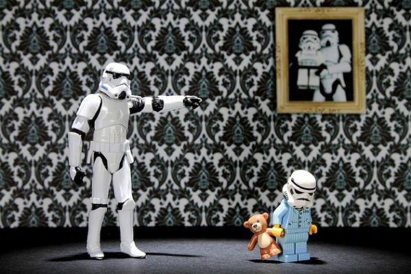 DaveSTrooper's tweet photo. Trying to get the young one to bed so I can go for a run 🏃‍♂️ #ukrunchat #Stormtrooper #starwars #droids https://t.co/lAVgYC3vuv