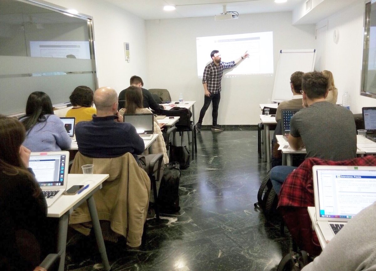 IEM_BS's tweet photo. Hoy nuestros alumnos del #PSCMO han vuelto a las aulas, ¡qué ganas teníamos de verles de nuevo! 😄 

Sesión con @MarioGallart CMO &amp; Digital Marketing Specialist @LuceraEnergia https://t.co/n459IXv3Hd