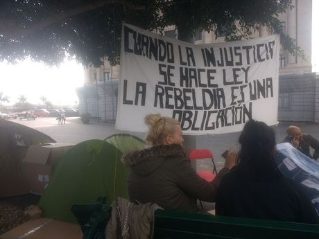 PodemosCanarias's tweet image. Gente luchadora, que trabaja a diario contra las injusticias ¿merece este trato? ¿Es una lección para que nadie luche para que tod@s tengamos un techo? Indignante. Toda nuestra fuerza @InmaEvora. ¡Ni un paso atrás! m.eldiario.es/tenerifeahora/…