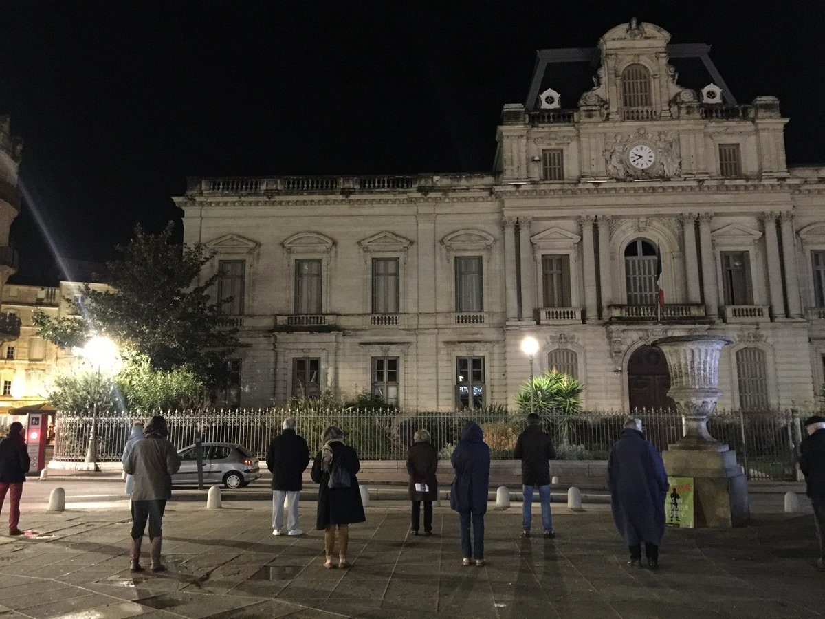 .@LaManifPourTous devant la préfecture de #montpellier pour dénoncer les projets du gouvernement qui veut introduire la  #PMA sans père et la GPA tout en se disant contre. #ONLR JJJ