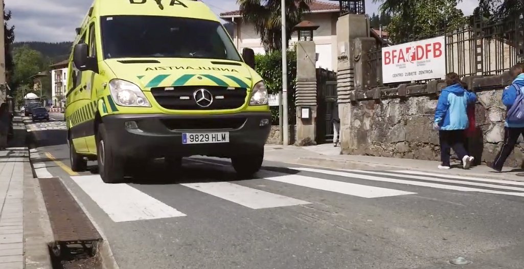 AutoBildspain's tweet photo. VÍDEO: 😱 Esto es lo que pasa en una ambulancia cuando salta por uno de los muchos resaltos que hay en nuestras carreteras. https://t.co/J10hHBLUST #ambulancia #resalto https://t.co/ivEryb8TJR