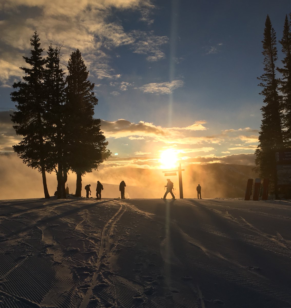vailmtn's tweet photo. This morning’s commute for our lift operations team. With snow on the way, we may not see the sun for a few days. Share your favorite photos throughout this storm cycle with #VailSnow 📷: Asa Dyer https://t.co/VLumHQRXXz