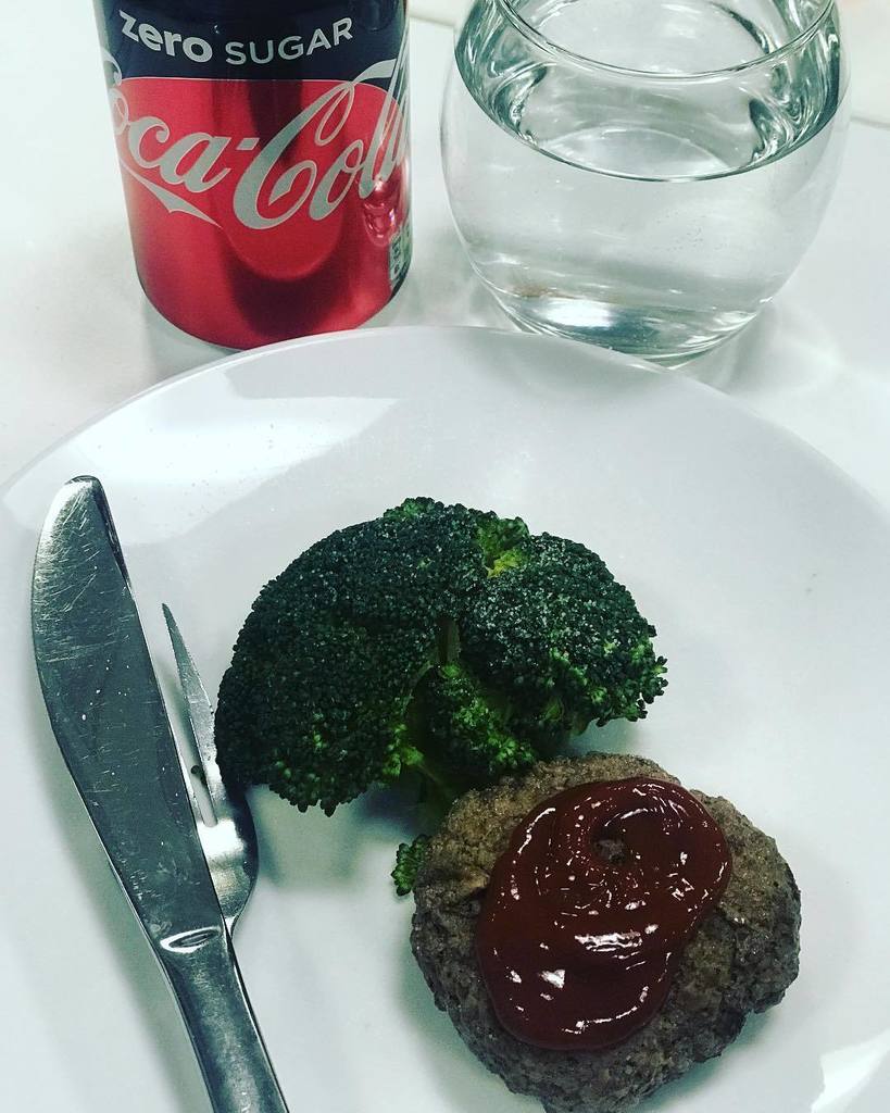 mysweataddict's tweet photo. Burger • broccoli • reduced sugar ketchup looks bland but actually yum 😋 
#fatloss #diet #nutrition #food #fitfam #instafit #instafood #salad #brofood #diet #nutrition #fitness #fitfam #instafit #instafood #se16 #personaltrainer #canarywharf #deptfor… https://t.co/3ACLRXitU9 https://t.co/mLn03Fc8Kb