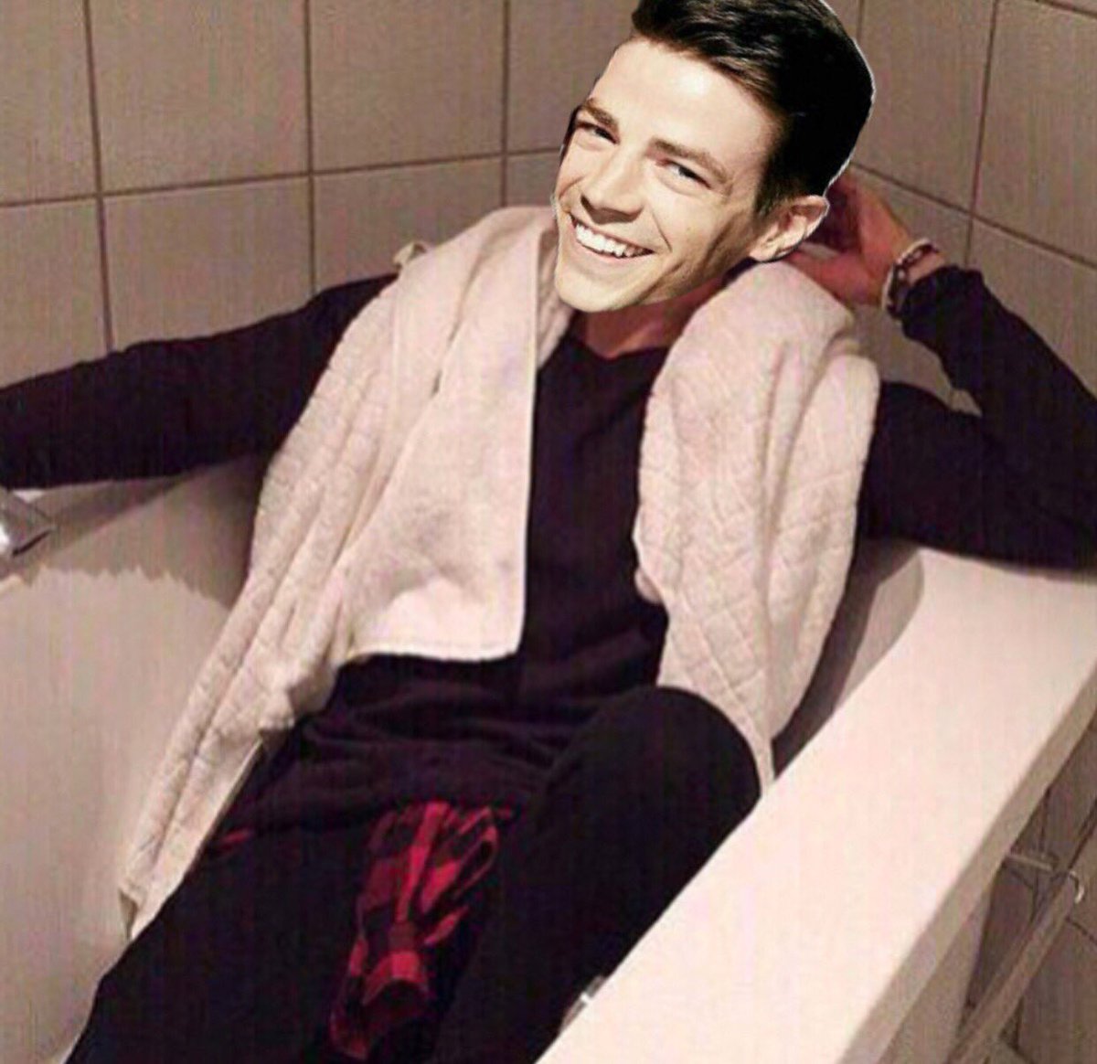 sunfIswcr's tweet photo. Cuando Hope dice que va a la ducha : https://t.co/wYhdnLB35z