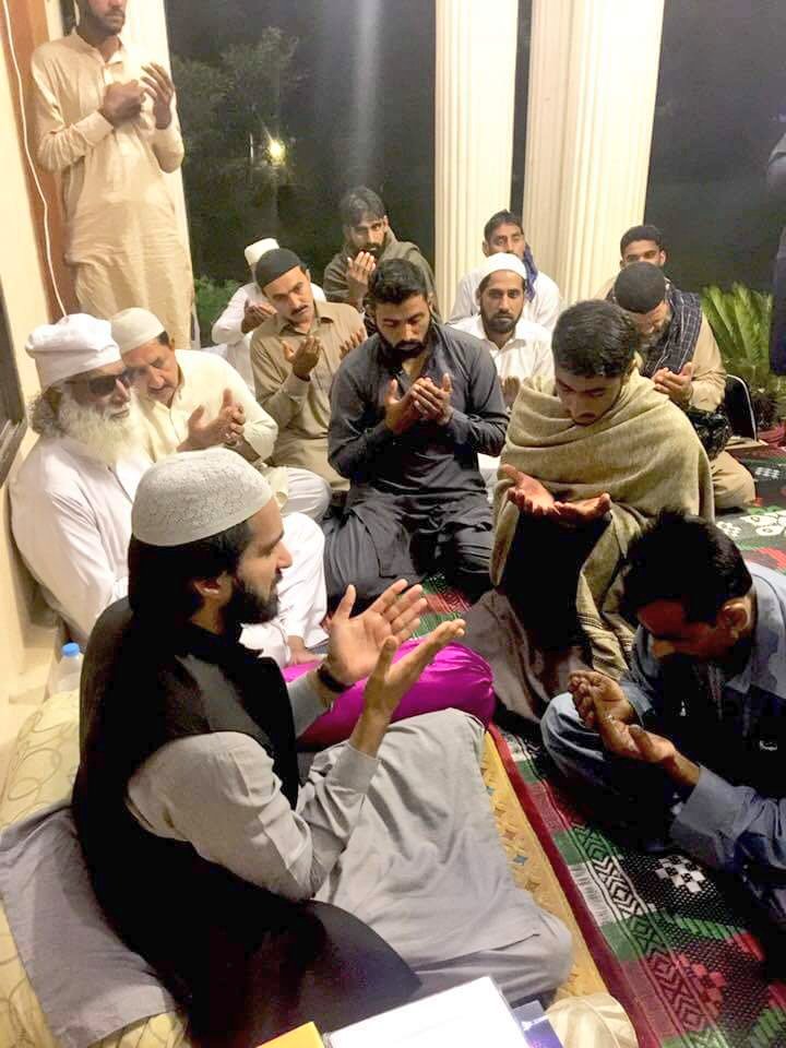MianUmarBukhsh1's tweet photo. صاحبزادہ میاں محمد عمر بخش سجادہ نشین مرکزی دربار عالیہ کھڑی شریف کی متعلقین دربار عالیہ سے ملاقات۔ https://t.co/YHY74exEhc