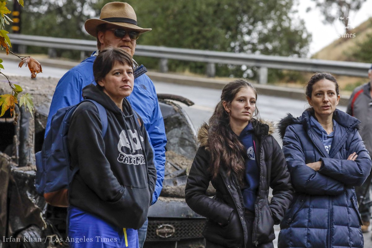 Irfan_latfoto's tweet photo. Mangled vehicles pushed off to side of the road at Country Club Drive in Burbank. Mandatory evacuation is in place for this area. @latimes @latimesphotos @LANow #Burbank #Mudflow #Rain #2018Storm https://t.co/KCZzYn1w4E