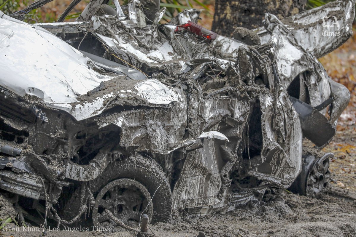 Irfan_latfoto's tweet photo. Mangled vehicles pushed off to side of the road at Country Club Drive in Burbank. Mandatory evacuation is in place for this area. @latimes @latimesphotos @LANow #Burbank #Mudflow #Rain #2018Storm https://t.co/KCZzYn1w4E