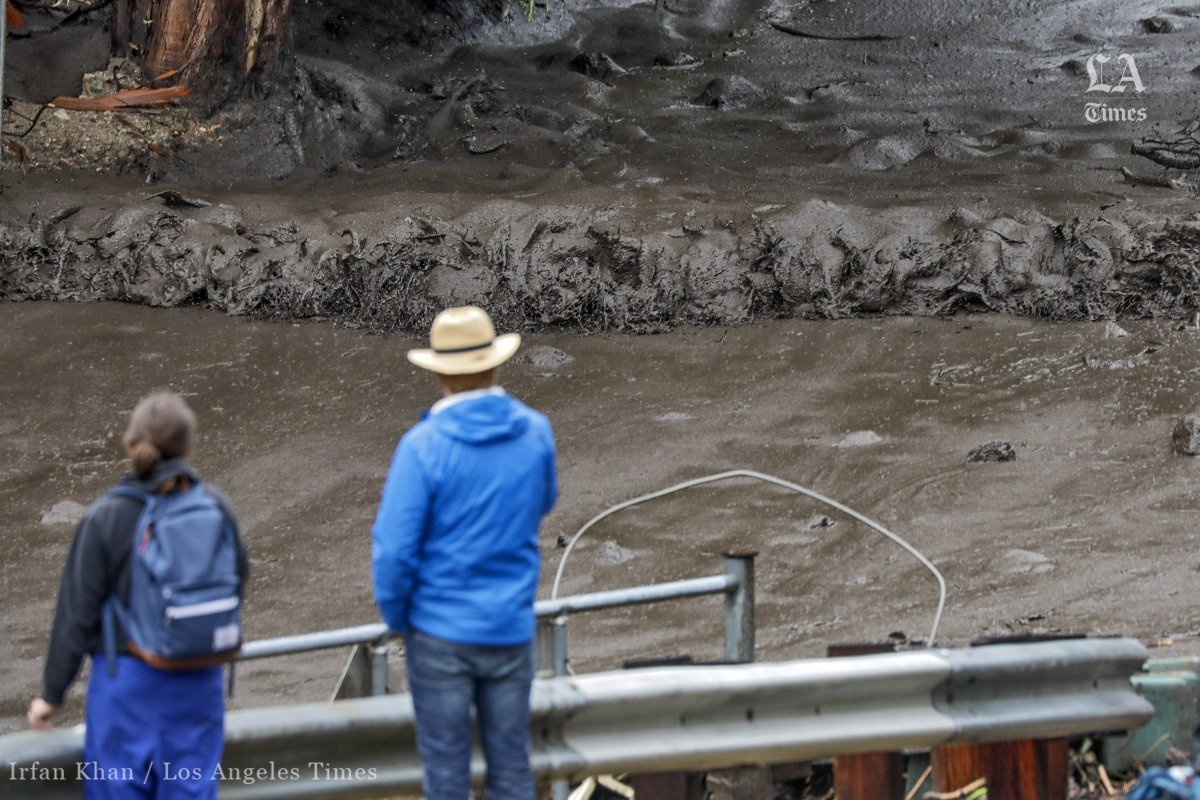 Irfan_latfoto's tweet photo. Mangled vehicles pushed off to side of the road at Country Club Drive in Burbank. Mandatory evacuation is in place for this area. @latimes @latimesphotos @LANow #Burbank #Mudflow #Rain #2018Storm https://t.co/KCZzYn1w4E
