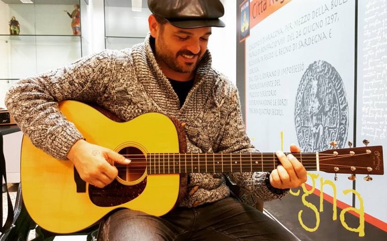 #Vistamusic, Flavio Secchi: “Essere Rock’n’roll” significa concedersi di essere sé stessi. A otto anni la prima chitarra…” vistanet.it/cagliari/blog/…