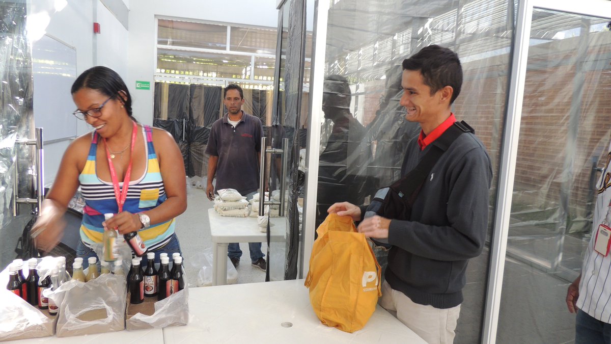 ComandoA200's tweet photo. @NicolasMaduro @Alimentosilmaca @TareckPSUV cerramos el año 2017 con la jornada de alimentos SILMACA y la  harina Doña Goya y productos Quidy donde se beneficiaron los trabajadores de industrias Canaima https://t.co/i0aWV34wuU