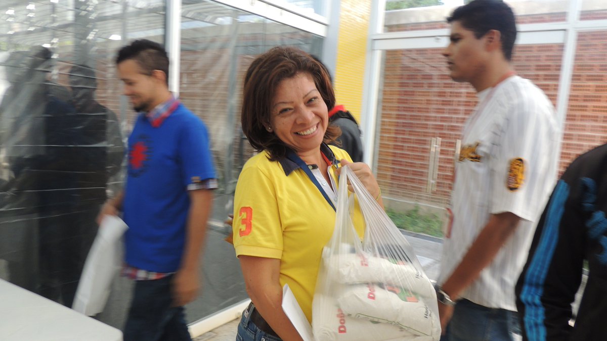 ComandoA200's tweet photo. @NicolasMaduro @Alimentosilmaca @TareckPSUV cerramos el año 2017 con la jornada de alimentos SILMACA y la  harina Doña Goya y productos Quidy donde se beneficiaron los trabajadores de industrias Canaima https://t.co/i0aWV34wuU