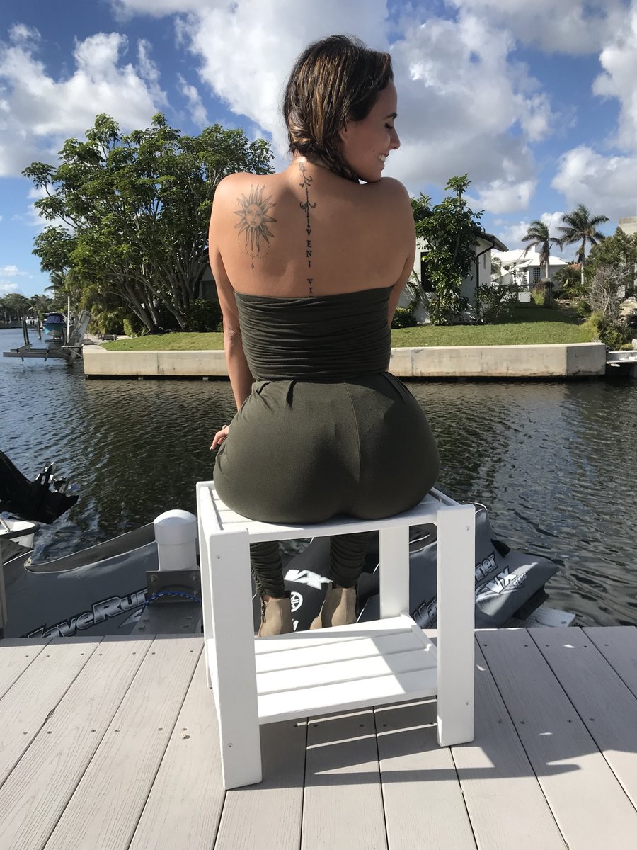 vikki_manzo's tweet photo. The good life 🌞 https://t.co/jvqEyxOsEB