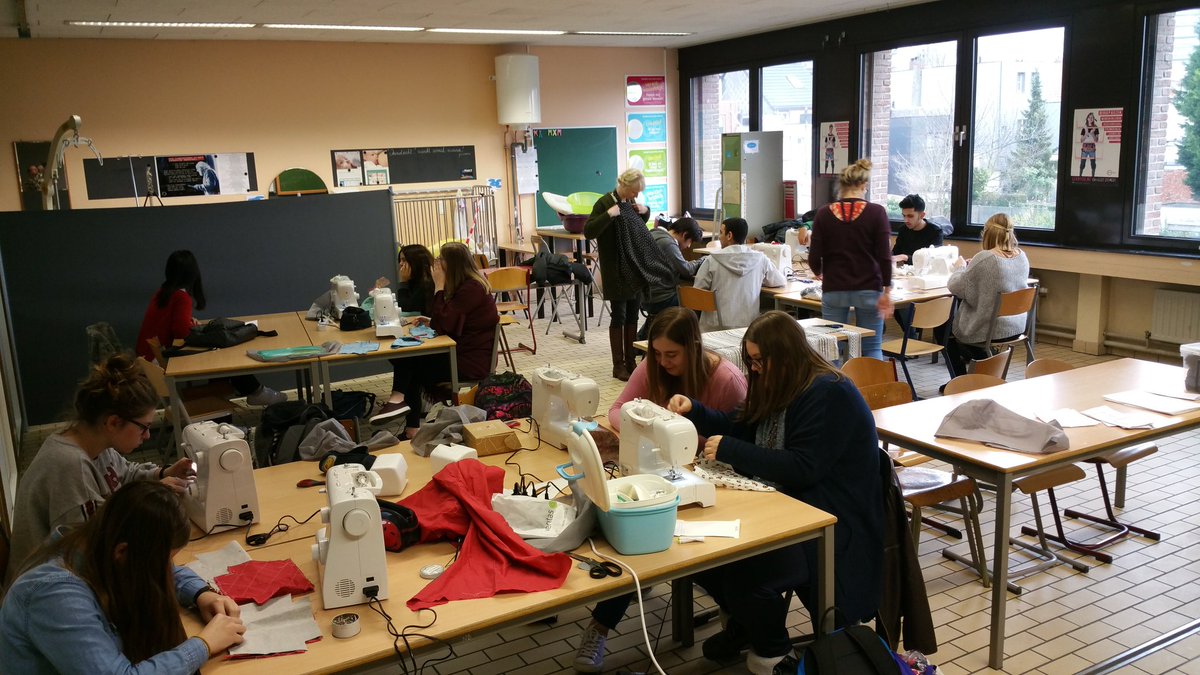 AtheneumMXM's tweet photo. Het naaiatelier draaide ook vandaag weer op volle toeren. #MAXMODULE #3EeGRAAD #5/6/ASO/TSO https://t.co/2NVtHuYwhN