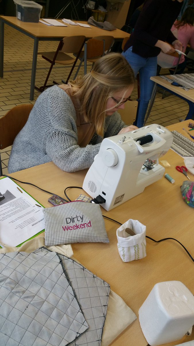 AtheneumMXM's tweet photo. Het naaiatelier draaide ook vandaag weer op volle toeren. #MAXMODULE #3EeGRAAD #5/6/ASO/TSO https://t.co/2NVtHuYwhN