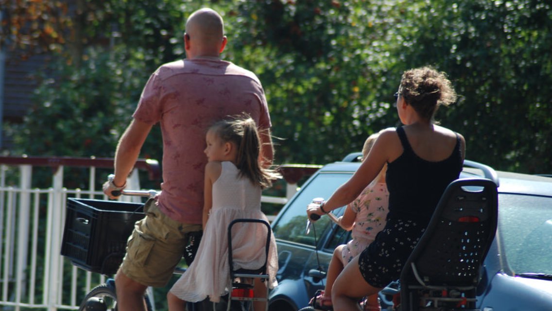 IrishCycle's tweet image. Lots of people missed the point of #ecoeye on @rte this evening — if you want reduced inactivity and obesity or care about the  overarching environmental point of the EcoEye series you should not be pushing helmets on others. Here’s why: irishcycle.com/2016/09/23/6-r…