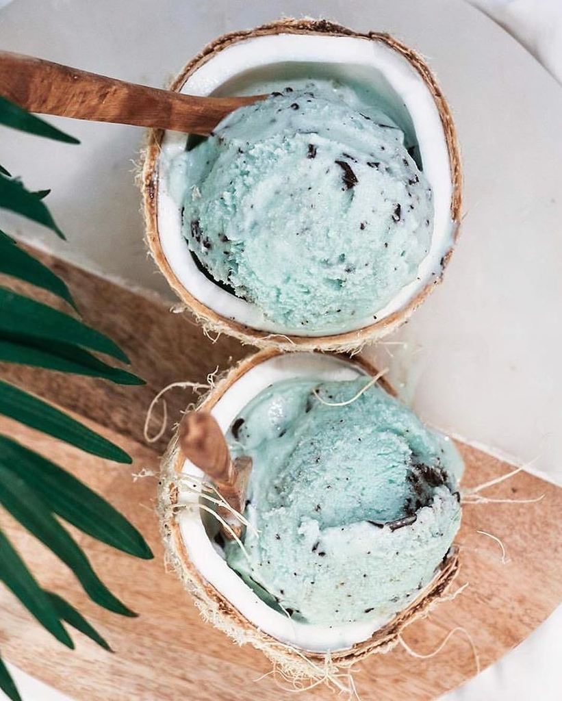 Craved a fresh minty treat, so whipped up this healthy treat 🤤 Classic Minty Choc Nicecream served in fresh cracked white coconuts 🥥🌴🍦Would ya like one?
The Recipe:
1 can coconut milk (chilled for 10 mins)
1 scoop of coconut cream
1 cup meat of a young coconut
1/2 tsp. p…