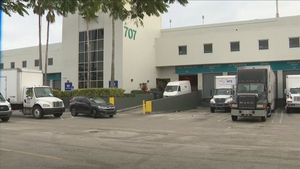 #UPDATE All-clear given at Miami International Airport after bomb threat bit.ly/2mjd71i?utm_so… https://t.co/kSH1G122y2