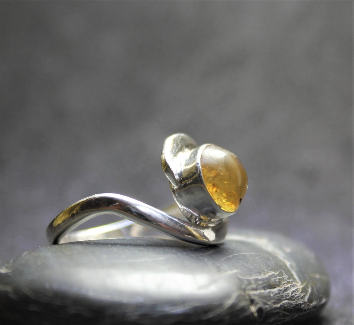 Yu2Xiaogang's tweet photo. Dominican Crystal Clear Blue Amber Sterling Silver 925 small Ring ro… https://t.co/b1Cn2gNVPM #boho #SilverAmberRing https://t.co/KCmVmAl1ir