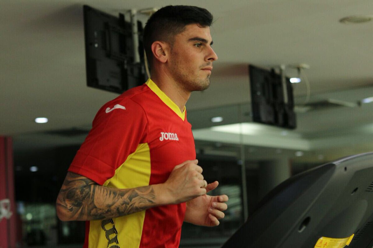 RuizElevenXI's tweet photo. R&amp;G EN #INDONESIA🇮🇩-Primer día de entrenamiento de #9FernandoRodríguez🇪🇸 con su nuevo club @MitraKukar🇮🇩,mañana puede debutar ante #JohorII🇲🇾. ⚽️🇪🇸👍🏽 https://t.co/Eaja0pRdHt