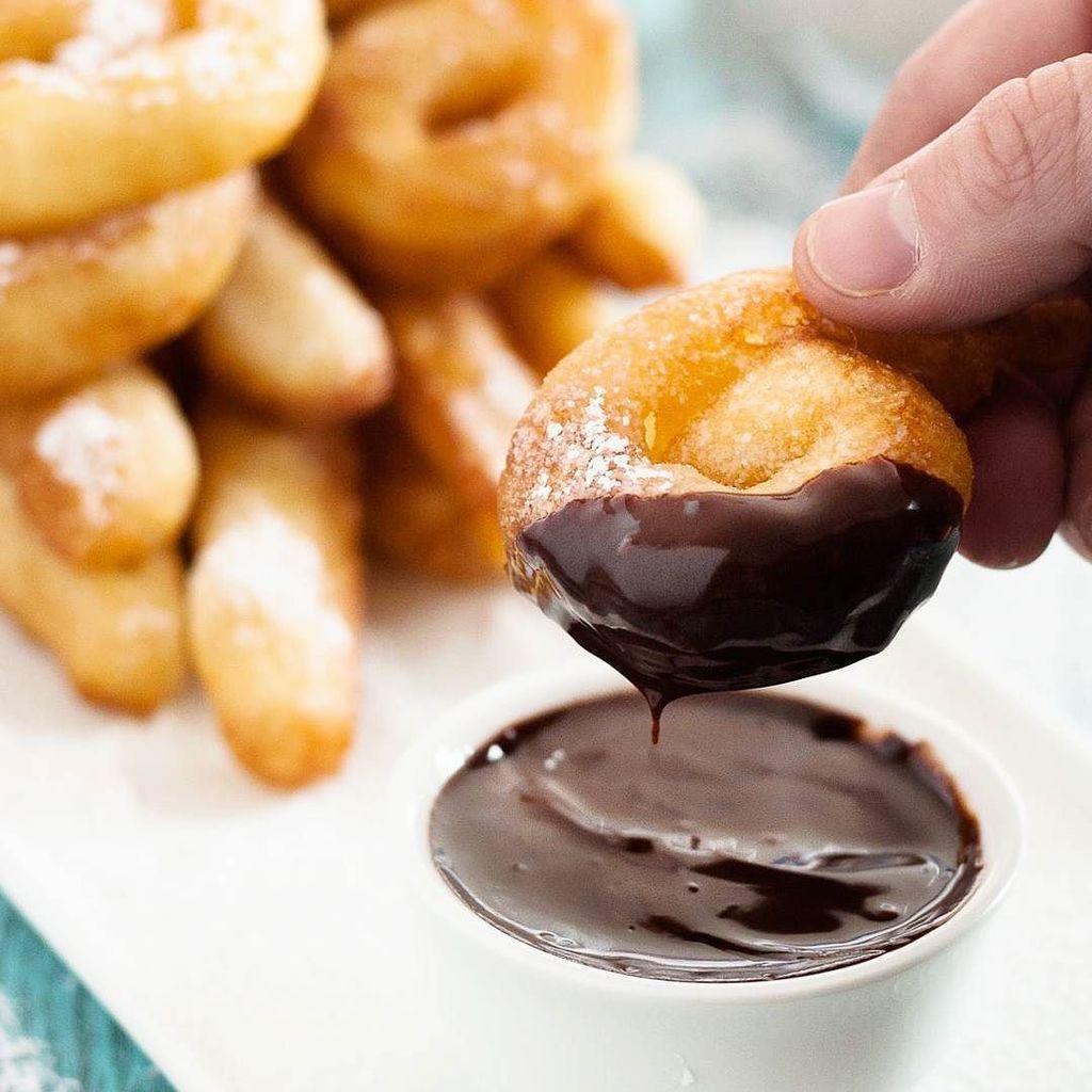 GoodieGodmother's tweet photo. #currentcraving ... Who wants to make some and share with the class? :-p

Spanish Churros and Chocolate from the blog archives:  https://t.co/dtnJPFv36i

#churros #fried #chocolateganache #wprecipemaker #eeeeeats #foodpic #blogger https://t.co/3h6wavyyEN https://t.co/Q2g5qekSYl