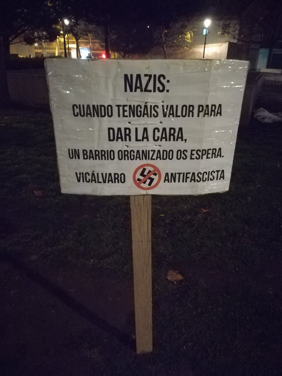 VicalEnLucha's tweet photo. Ni un día han durado las pintadas fascistas en nuestro barrio. Vosotros, nazis, también tenéis las horas contadas aquí.
#BrigadasInternacionales https://t.co/mPwCB8peD0