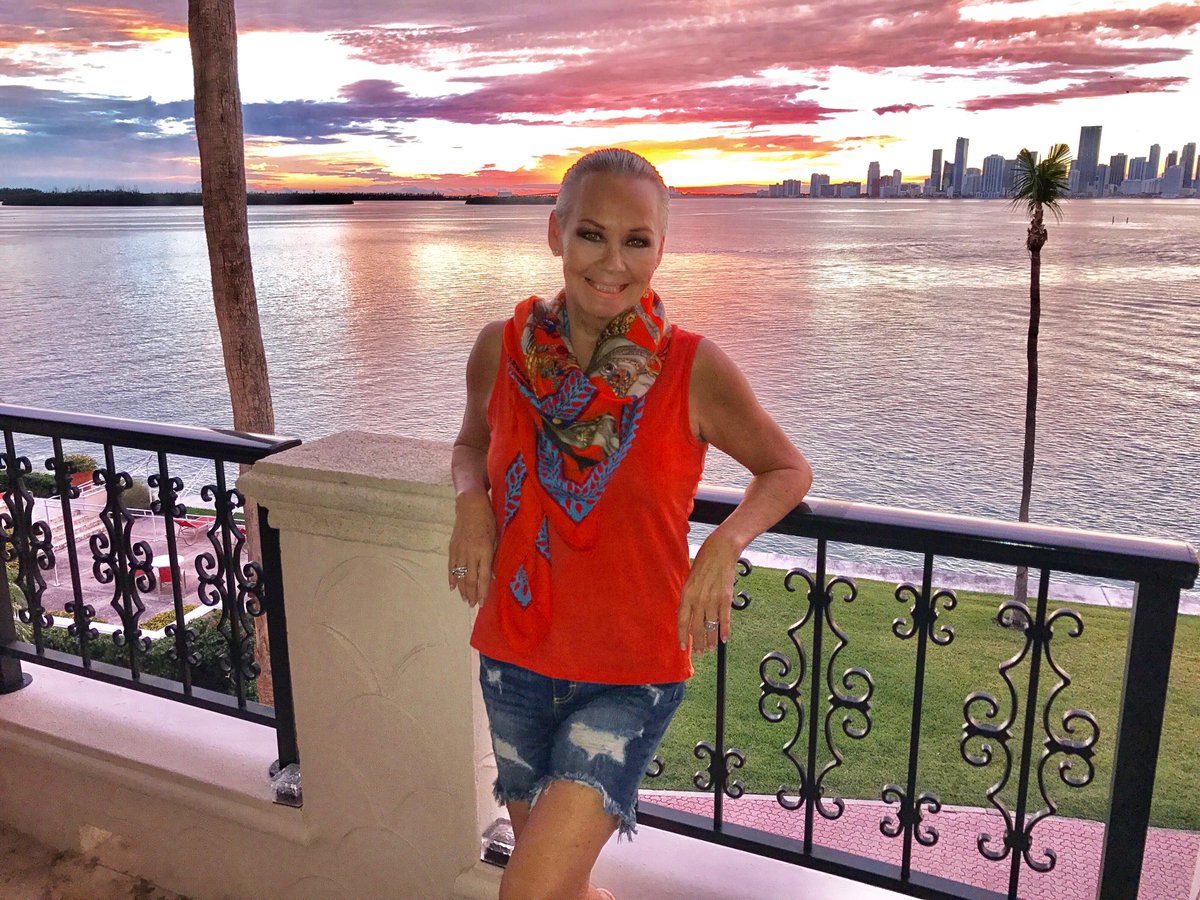 CandidCandace's tweet photo. #FisherIsland, #killersunset, #everyhouriscocktailhourhere https://t.co/xRMS9dMpQH