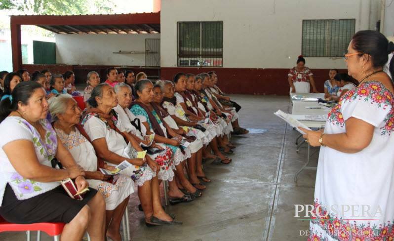 1.5 millones de #FamiliasPROSPERA pertenecen a una comunidad indigena por lo que se les da atención en 23 lenguas.