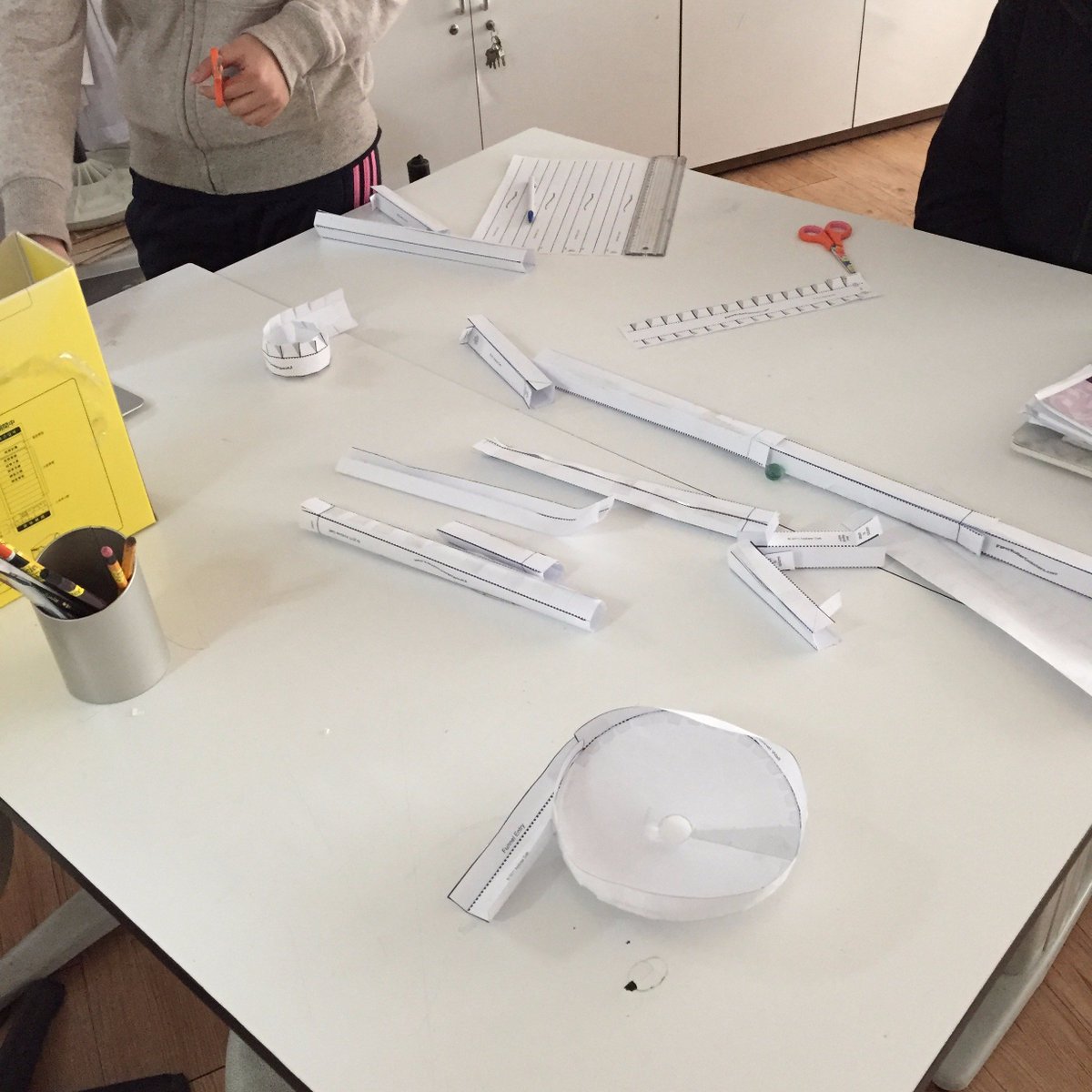 koreaforeign's tweet photo. Grade 8 students are making paper roller coasters as one of group projects๐
#kfs #scieneclass https://t.co/ssT4M3Yygp