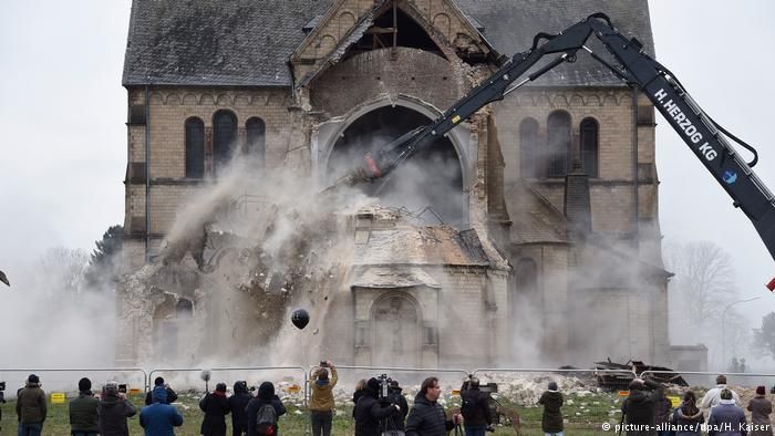 dw_espanol's tweet photo. En Alemania, la industria del #carbón también se cobra víctimas. La lucha de vecinos y #activistas no impidió la última de ellas: la demolición de la catedral de Immerath, una localidad situada en la mayor área #minera de #lignito de Europa https://t.co/DVNuCfAbwC @greenpeace_de https://t.co/AuIgB9udNv