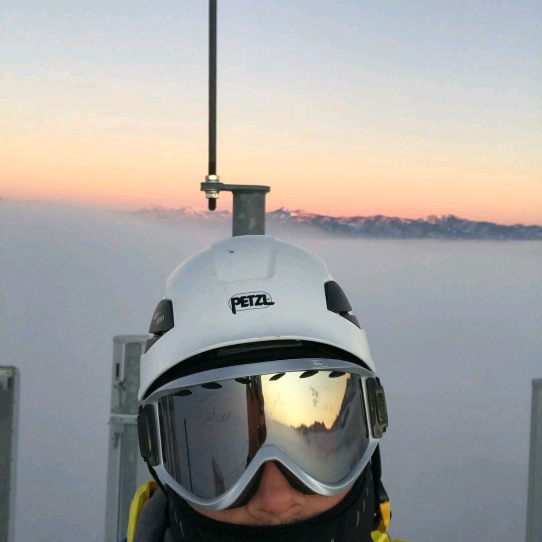 eagle_drones_us's tweet photo. Reposting heightsoffear: (https://t.co/Qg0TvtlHFl)
.
"On top of a self support."
FOLLOW ▶️ @eagle_drones_us
.
#towerclimbersofamerica #towerhand #idaho #idahofalls #towerclimber #clouds #intheclouds #mountains #climber #greenhand #america https://t.co/E0AMPO84nG