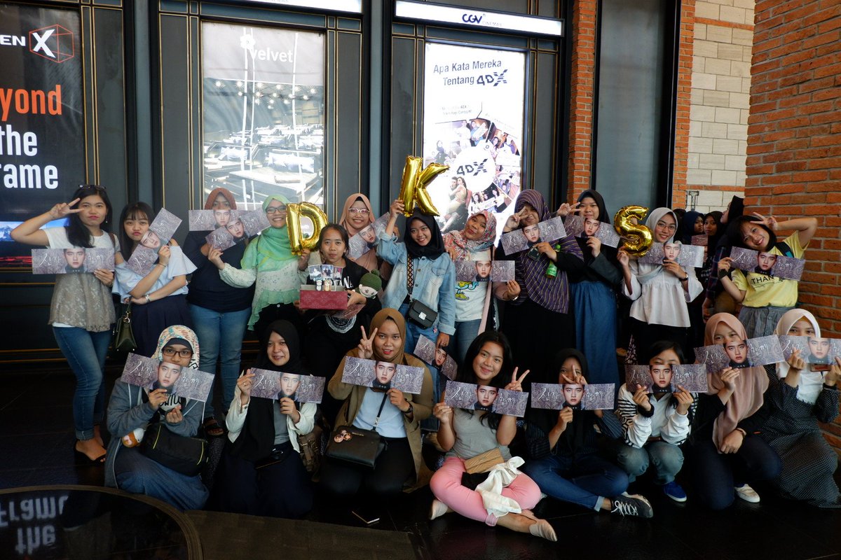 do_fanbase's tweet photo. 신과 함께 대박이다 👍👍👍👍

Thanks for EXO-L Indonesia who is coming .. 
Thanks to @nathasya92 and @selosins

#신과함게 #도경수 #Kyungsoo 

a project with @DOIND_ https://t.co/Z6sPMC2ZJb