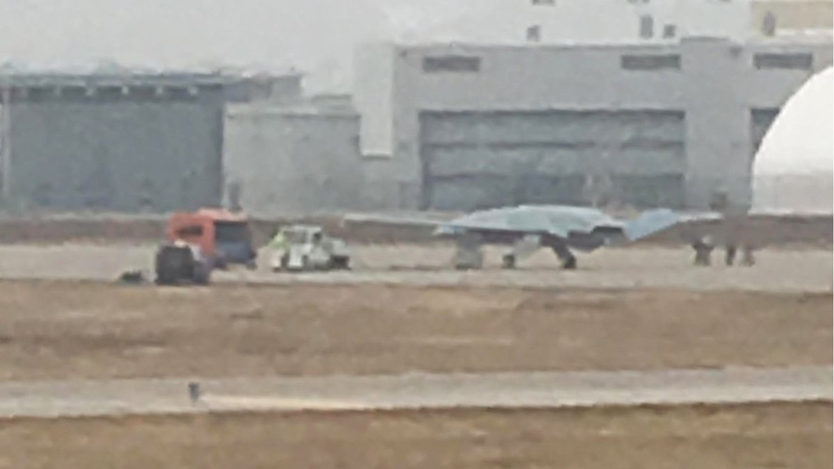 Aviation_Intel's tweet photo. Exclusive: New photos of Boeing's MQ-25 tanker drone on the ramp in St. Louis, gallery and analysis at the link:
https://t.co/aX0ommQ9nZ https://t.co/wvitTQx7H1