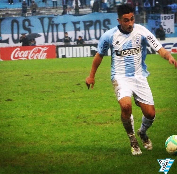 Cerro1922uy's tweet photo. Brian Lugo el del agónico gol en la hora del 4 a 3 frente al @eltanquesisley se va. Volve cuando quieras Brian🔵⚪️👏🏻 #CerroCerro https://t.co/Mtw6VNglUs