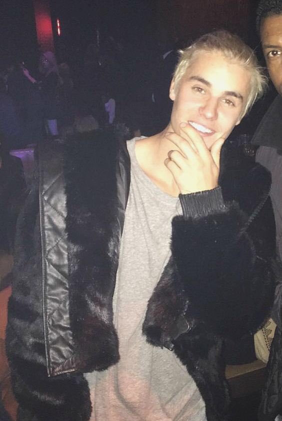 VoteNowJB_'s tweet photo. META: CINQUENTA COMENTÁRIOS AQUI AGORA COM AS TAGS 

VOTE BELIEBERS
#iHeartAwards #BestFanArmy #Beliebers https://t.co/eTvAQbxSMt