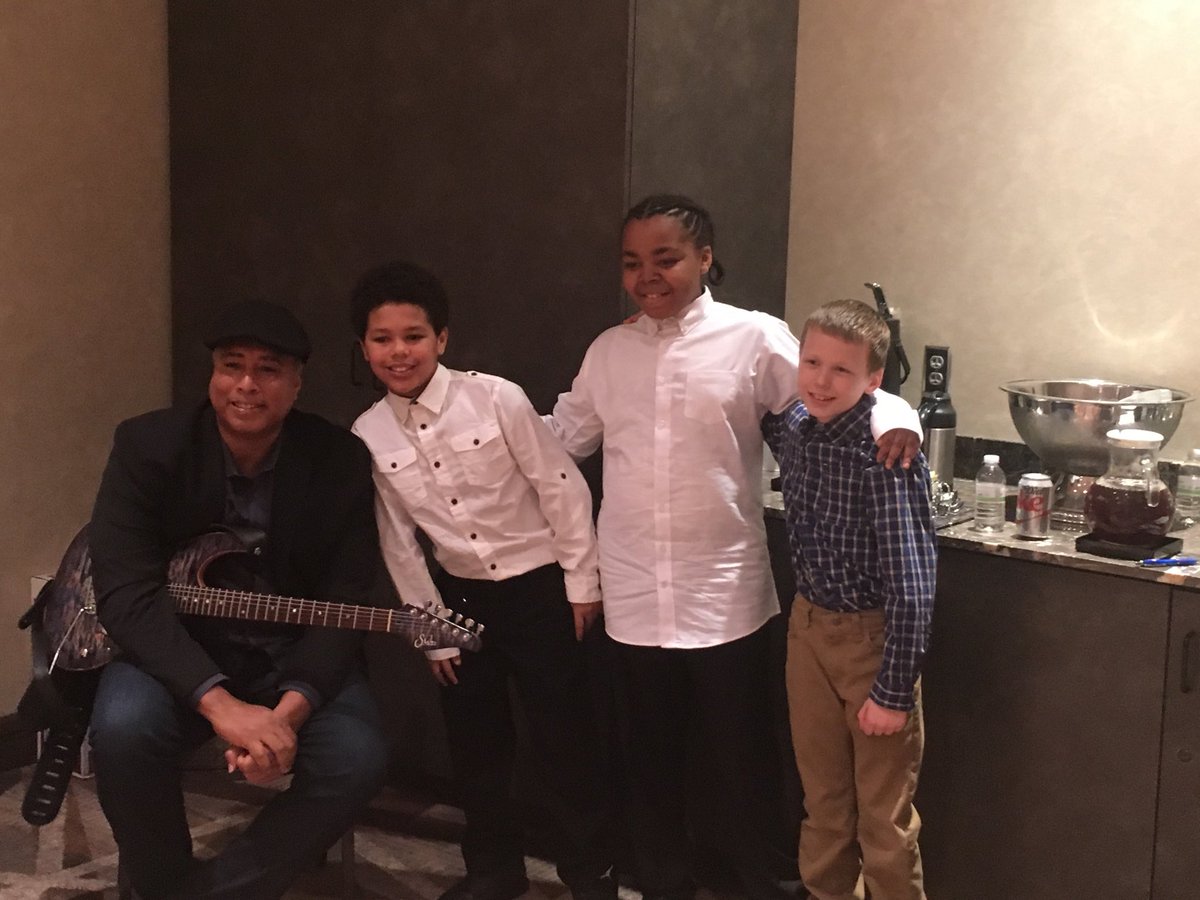 JA_Underwood81's tweet photo. Three Delaware choir members prepping to sing with Yankee great Bernie Williams! https://t.co/ih3MxggTJd